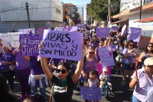Marchan en varias ciudades de Guerrero por el 8M