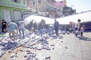 Se llevan refrescos de un tráiler volcado en Chilpancingo