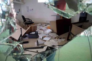 Normalistas de Ayotzinapa irrumpen en las oficinas del titular de la SEG y las destrozan
