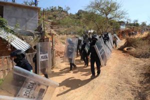 Desalojan a invasores en El Veladero; protestan con bloqueo en la Costera