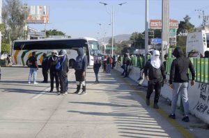 Normalistas de Ayotzinapa bloquean por cinco horas frente al Congreso local y en la autopista