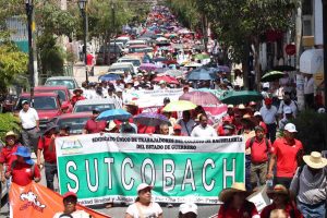 Organizaciones magisteriales marchan en la capital; piden que se revoque la ley del ISSSTE