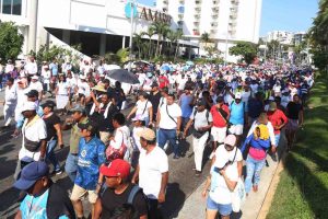 Marchan en la Costera 5 mil prestadores de servicios; piden a Fonatur no imponer proyectos