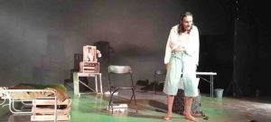 Reflexionan en el Día Mundial del Teatro sobre la manipulación política y las redes sociales