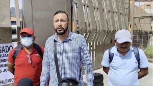 Protestan trabajadores del IEEJAG en el Recinto Estatal; piden plazas y que haya aumento salarial