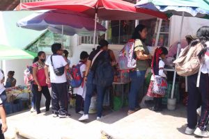 Prohíben comida chatarra en escuelas, pero no afuera