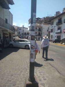 Colectivo de Toluca pega en Taxco fichas de desaparecidos donde se les vio por última vez
