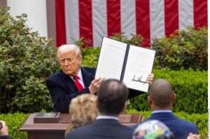 Trump impone arancel global de 10% a 60 países en el “Día de la Liberación”; México queda exento