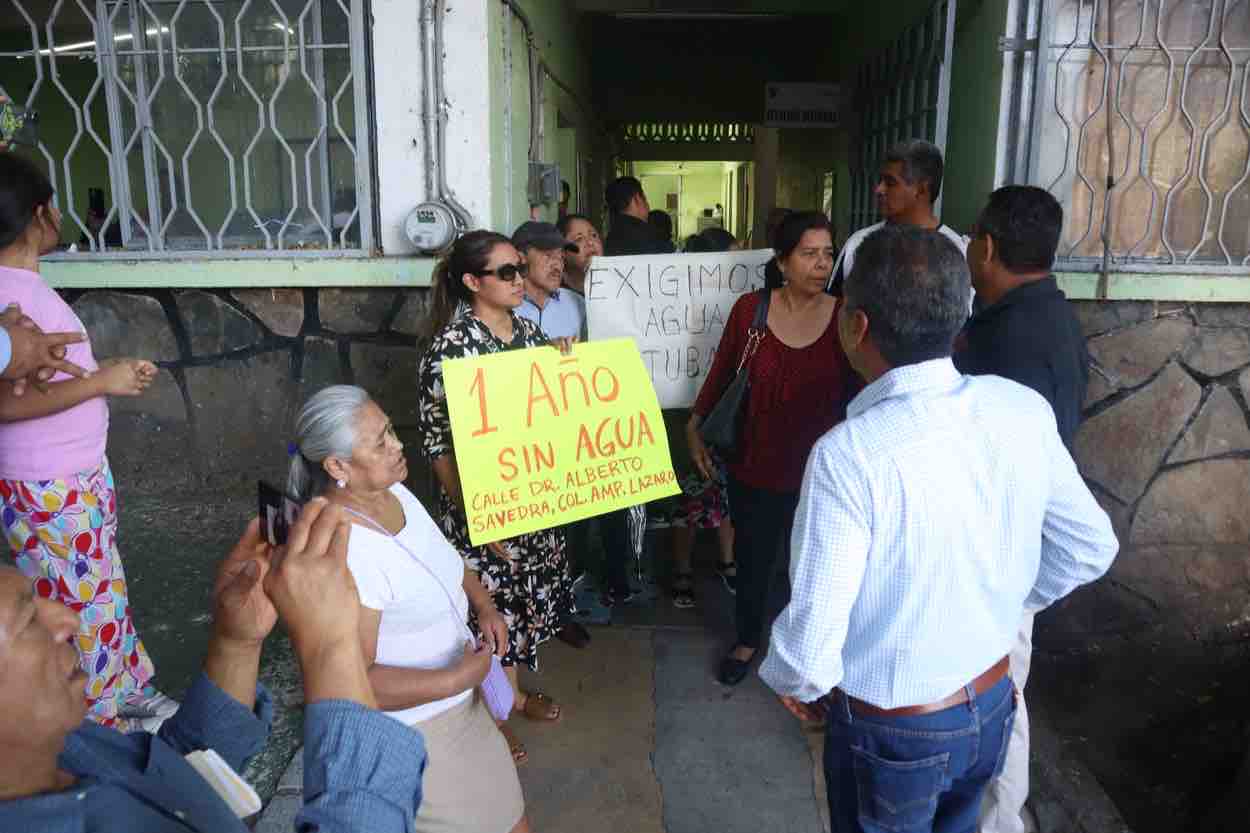 Vecinos de dos colonias toman oficinas de la Capach para exigir el ...