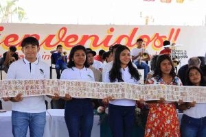 Entrega el Museo Naval de Acapulco un facsímil de códice precolombino a comunidad de Oaxaca