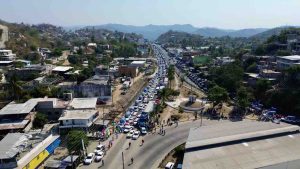 Bloquean choferes cuatro horas la entrada principal a Acapulco; matan a un participante horas después