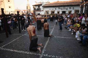 Llamados a la paz ante la violencia hace la Iglesia durante el Viernes Santo en Taxco