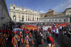 Miles de fieles dan su último adiós al Papa ante su féretro en la Basílica de San Pedro