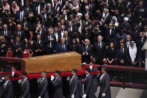 Dicen adiós 200 mil al Papa en un funeral sencillo y emotivo, pero cargado de política