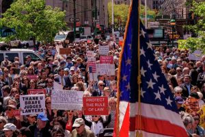 Miles protestan en EU y otras partes del mundo contra la agenda ultraderechista de Trump