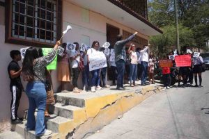 Protestan en oficinas del Ibgro para exigir claves y equipo para cinco telebachilleratos