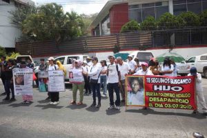 Se suman activistas por los desaparecidos en la capital a la convocatoria Nada que celebrar