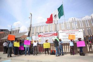 Trabajadores de la UIEG se manifiestan en el Recinto Estatal; exigen pagos puntuales