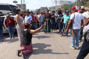 Comuneros de la Montaña que exigen tierras bloquean ocho horas la Autopista del Sol en Chilpancingo