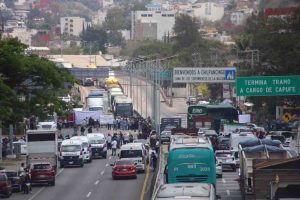 Cierran comuneros me’phaa de Tilapa 8 horas la autopista en Chilpancingo para exigir tierras