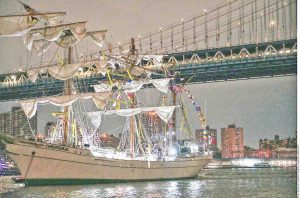 Choca el buque Cuauhtémoc contra el puente de Brooklyn; hay dos muertos y 22 heridos, 11 delicados