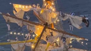 Choca el Cuauhtémoc contra el puente de Brooklyn; hay dos muertos y 22 heridos