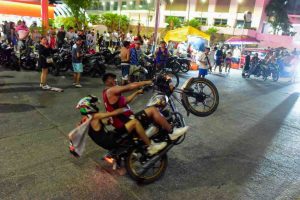Sábado y domingo del Acamoto: heridos de bala, accidentes y la Costera hecha un tianguis