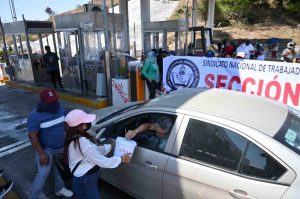 Cetegistas toman las casetas de la Autopista del Sol; piden cooperación a los conductores