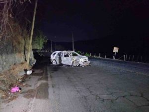 Deja dos muertos y dos vehículos incendiados una balacera entre dos grupos delincuenciales en El 30
