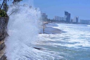 Impide el mar de fondo a restaurantes y comerciantes vender en playa Revolcadero