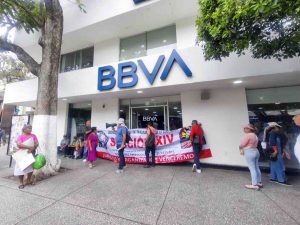 Cetegistas destrozan las oficinas del titular de la SEG; también cierran sucursales bancarias