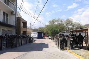 Policías en la sede del INE tras la irrupción de cetegistas