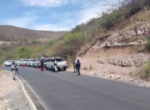 Hallan buscadoras restos óseos en una fosa clandestina en un cerro de Zumpango