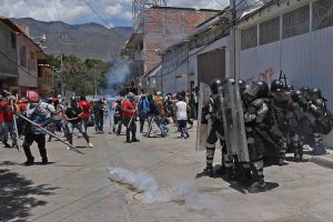 CETEG se enfrenta a la Guardia Nacional en el INE; agentes lanzan gas lacrimógeno