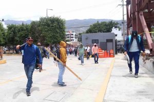 Maestros cetegistas irrumpen en el Congreso y causan destrozos en oficinas de la SEG en Acapulco