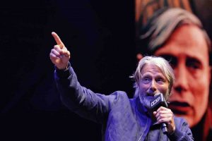 Convierte Mads Mikkelsen su charla en la Cdmx en una cátedra sobre actuación