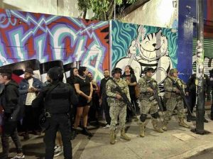 Irrumpe el Ejército en concierto del cantante izquierdista español Fermín Muguruza en la Cdmx