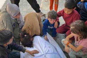 Las autoridades de Gaza acusan a Israel de matar a 27 palestinos en una entrega de ayuda