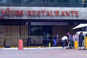 Pistoleros prenden fuego a restaurantes en Costa Azul a los que asisten políticos
