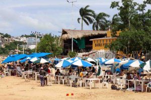 Regresa Acapulco a la normalidad tras el paso del huracán; reabren negocios y empresas