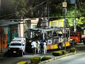 Queman urbano y dos taxis con seis cuerpos en su interior; matan a un motociclista