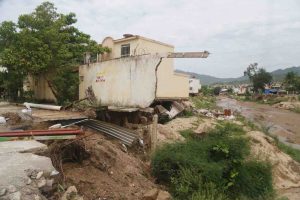 Urgen vecinos de Acapulco reencauzar canales pluviales