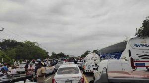 Bloquean la carretera para que los integren al censo