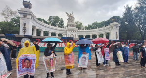 Hay un conflicto entre los poderes Judicial y Ejecutivo que afecta el caso Ayotzinapa: padres