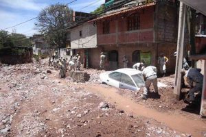 Reportan 185 casas inundadas en la capital; señalan como causa el escombro que tiran a barrancas