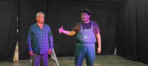 La lluvia no impidió que decenas acudieran al Centro Cultural Domingo Soler a ver los monólogos Gritos ahogados