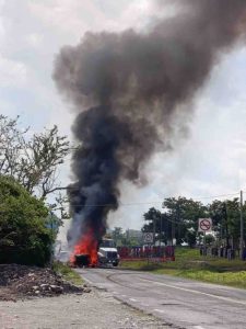 Prenden fuego a siete tráileres que se contratan para la minera Capela cerca de Teloloapan