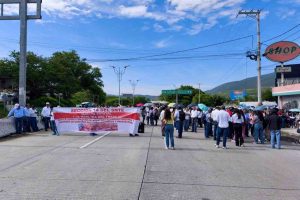 Se suma el SNTE a la práctica de bloquear la autopista