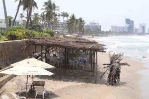 Levantan de nuevo enramadas junto al mar abierto