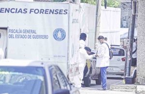 Dejan dos taxis con asesinados en la cajuela en la Costera y a una cuadra; a otro lo lesionan